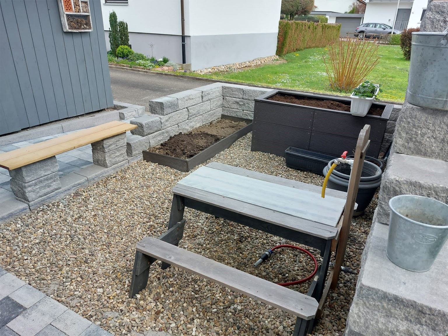 Blockmauersteine in Beton gesetzt.